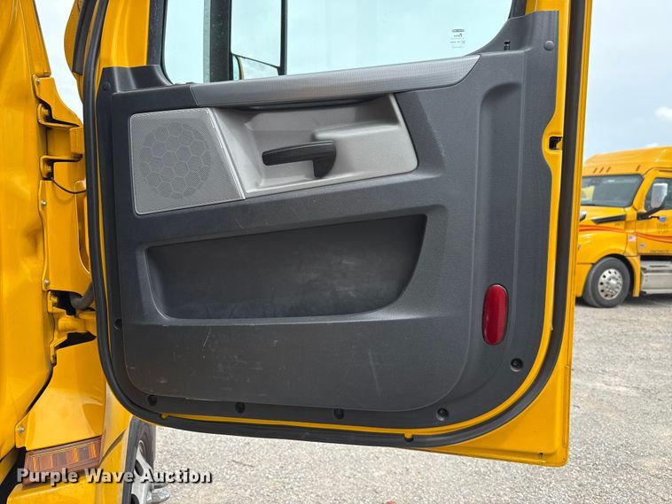 image for item ET6297 2022 Freightliner Cascadia 126 semi truck
