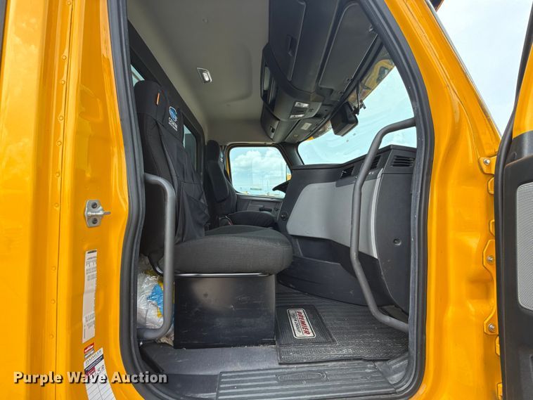 image for item ET6297 2022 Freightliner Cascadia 126 semi truck