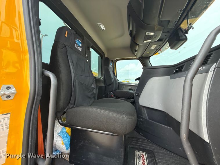 image for item ET6297 2022 Freightliner Cascadia 126 semi truck