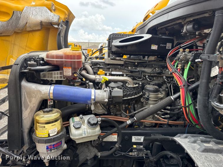 image for item ET6297 2022 Freightliner Cascadia 126 semi truck