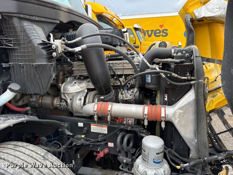 image for item ET6297 2022 Freightliner Cascadia 126 semi truck
