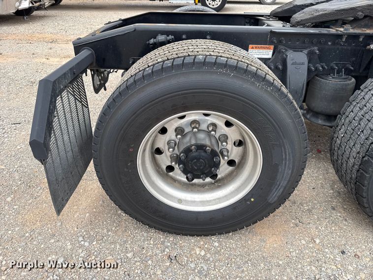 image for item ET6297 2022 Freightliner Cascadia 126 semi truck