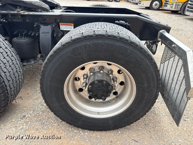 image for item ET6297 2022 Freightliner Cascadia 126 semi truck