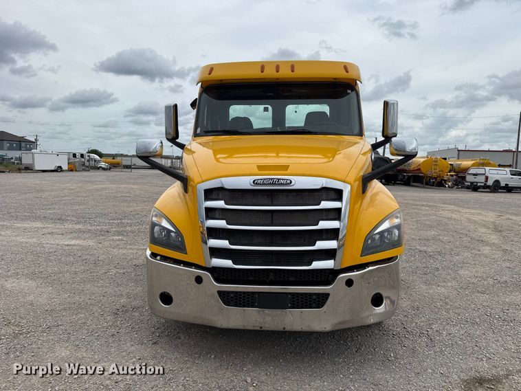 image for item ET6298 2020 Freightliner Cascadia 126 semi truck