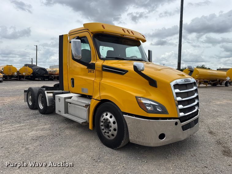 image for item ET6298 2020 Freightliner Cascadia 126 semi truck