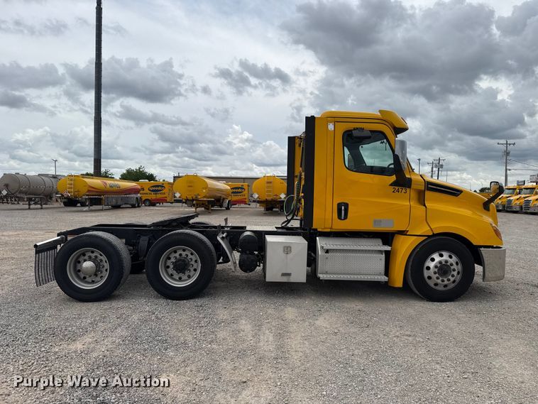 image for item ET6298 2020 Freightliner Cascadia 126 semi truck