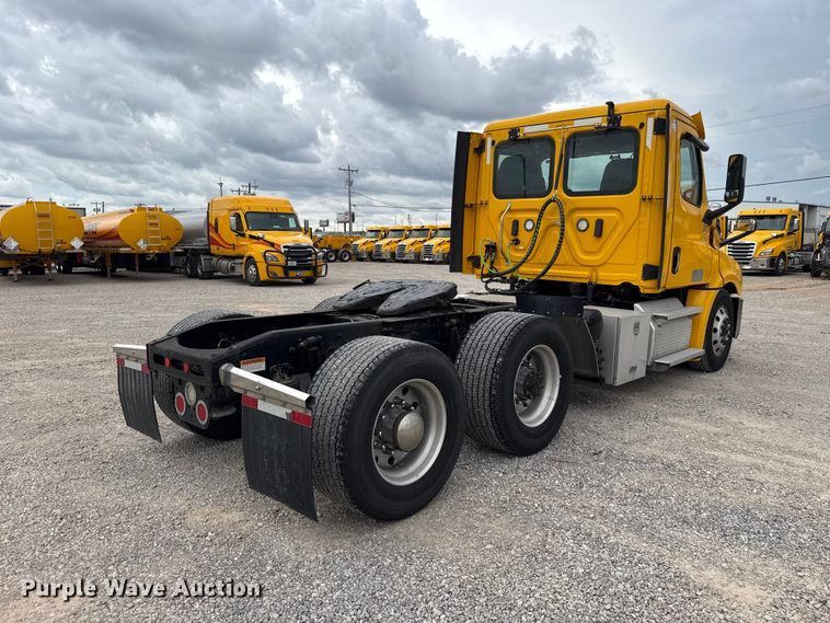 image for item ET6298 2020 Freightliner Cascadia 126 semi truck