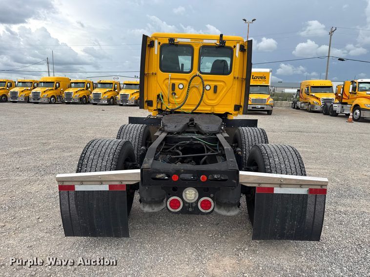 image for item ET6298 2020 Freightliner Cascadia 126 semi truck