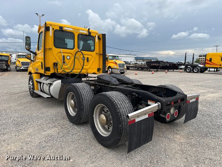 image for item ET6298 2020 Freightliner Cascadia 126 semi truck