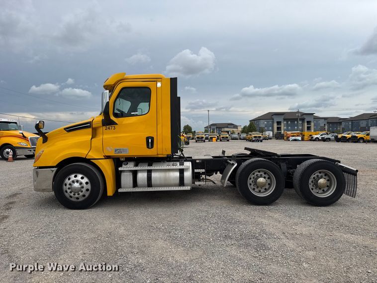 image for item ET6298 2020 Freightliner Cascadia 126 semi truck