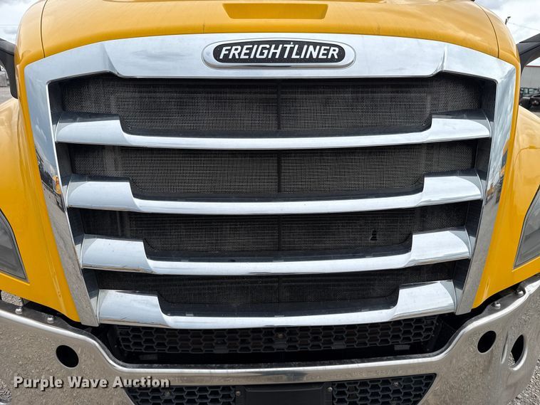 image for item ET6298 2020 Freightliner Cascadia 126 semi truck