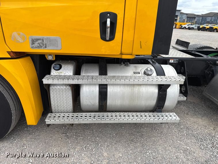 image for item ET6298 2020 Freightliner Cascadia 126 semi truck