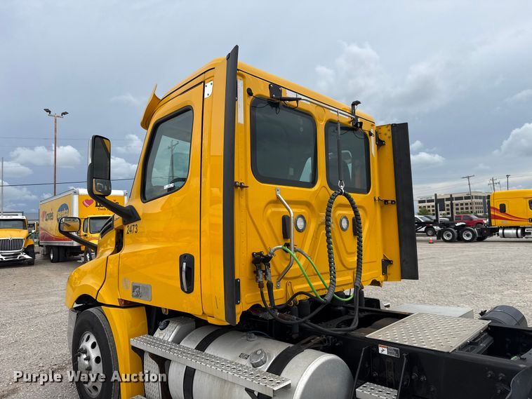 image for item ET6298 2020 Freightliner Cascadia 126 semi truck