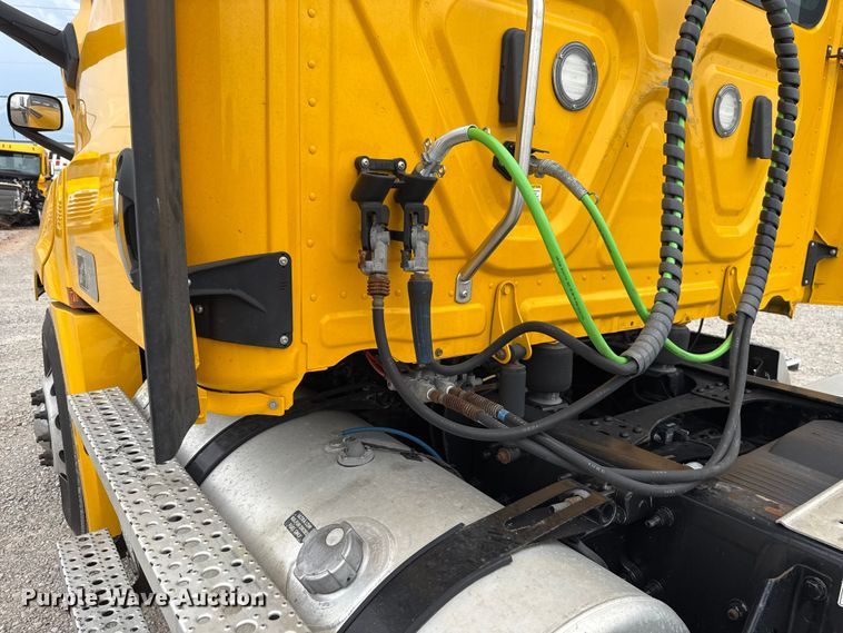 image for item ET6298 2020 Freightliner Cascadia 126 semi truck