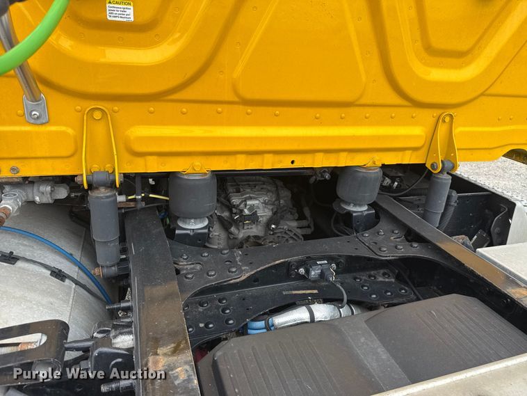 image for item ET6298 2020 Freightliner Cascadia 126 semi truck