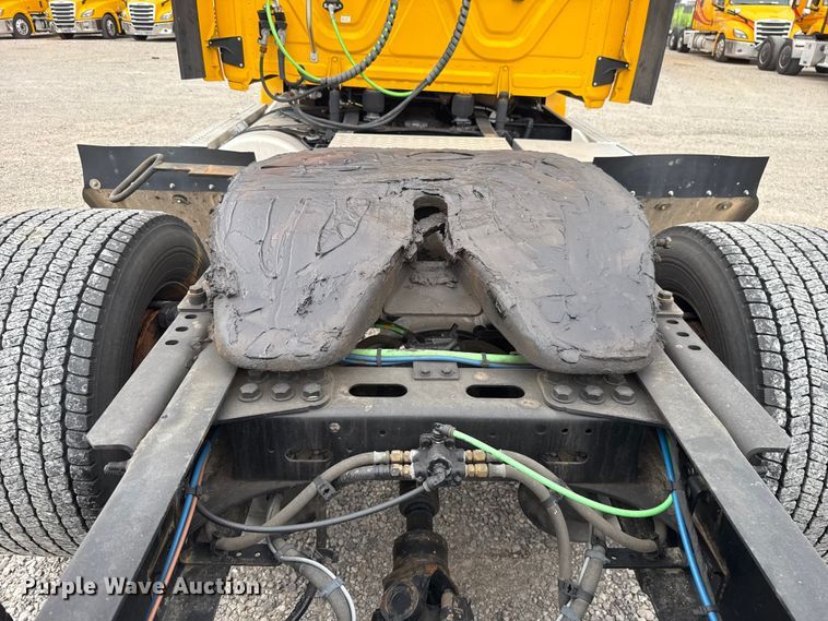 image for item ET6298 2020 Freightliner Cascadia 126 semi truck