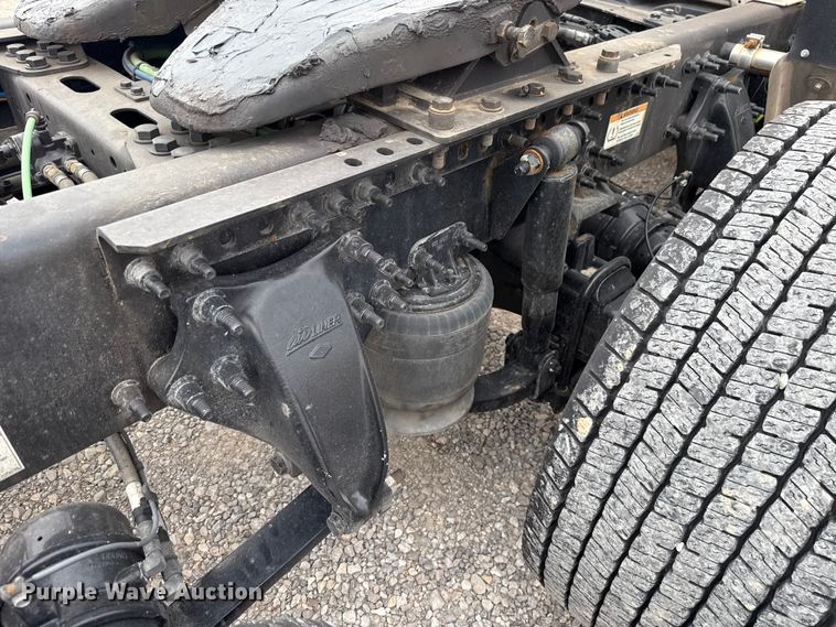 image for item ET6298 2020 Freightliner Cascadia 126 semi truck