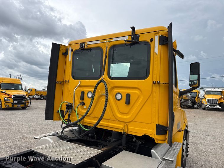 image for item ET6298 2020 Freightliner Cascadia 126 semi truck