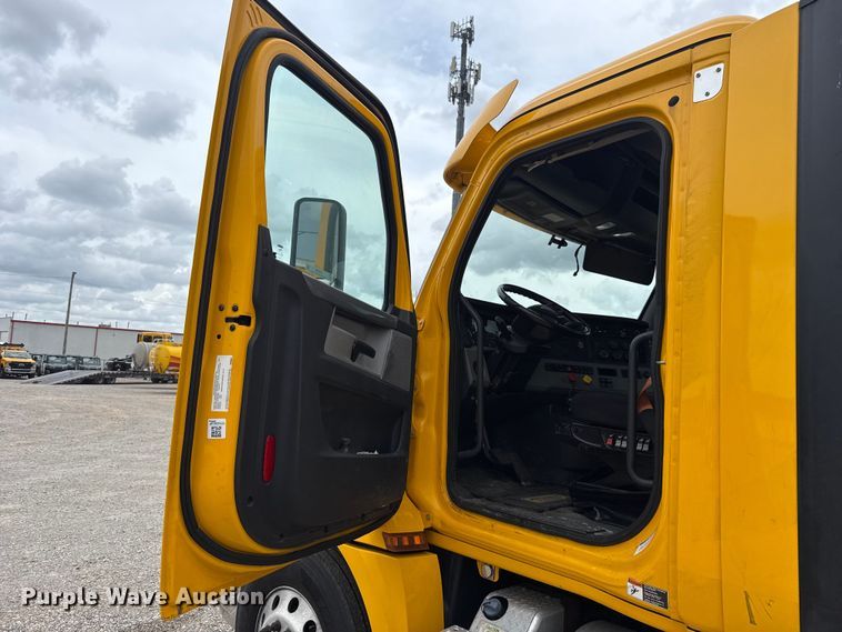 image for item ET6298 2020 Freightliner Cascadia 126 semi truck