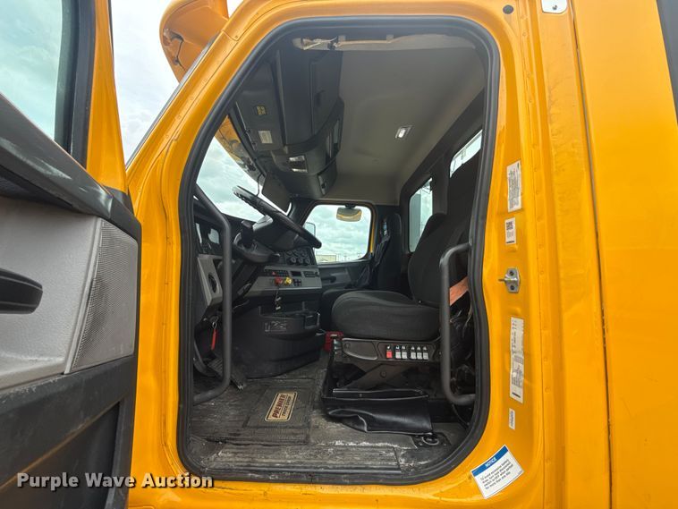 image for item ET6298 2020 Freightliner Cascadia 126 semi truck