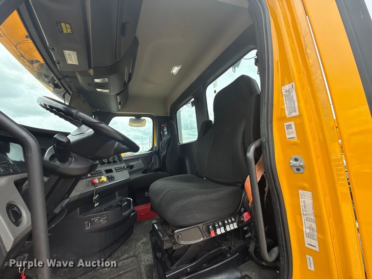 image for item ET6298 2020 Freightliner Cascadia 126 semi truck