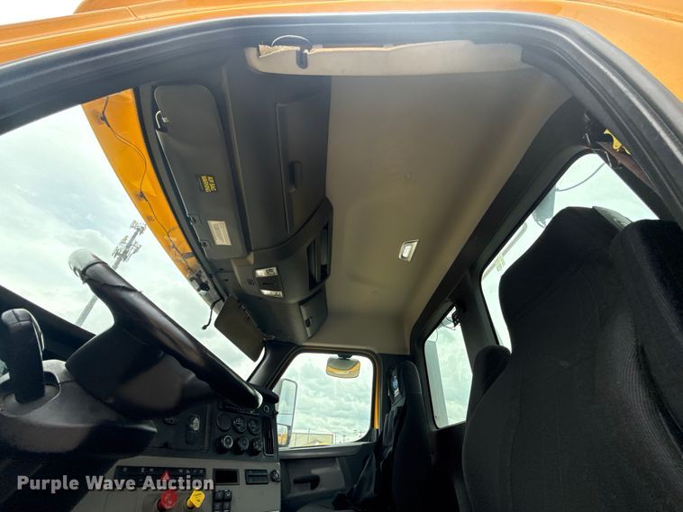 image for item ET6298 2020 Freightliner Cascadia 126 semi truck