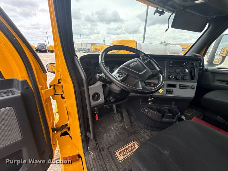 image for item ET6298 2020 Freightliner Cascadia 126 semi truck