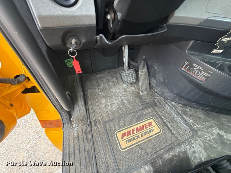 image for item ET6298 2020 Freightliner Cascadia 126 semi truck