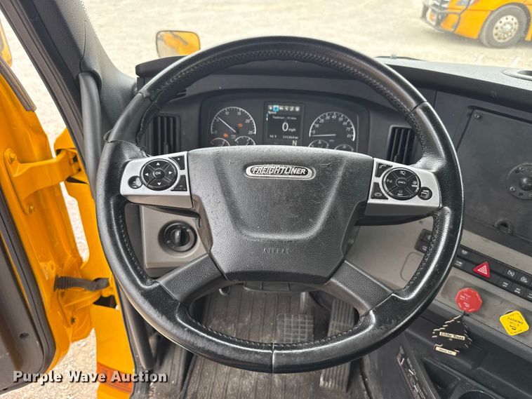 image for item ET6298 2020 Freightliner Cascadia 126 semi truck