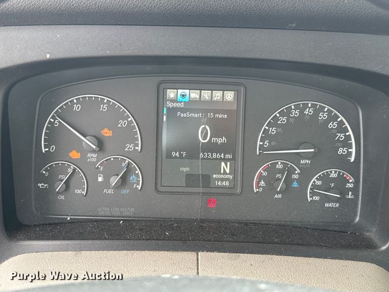 image for item ET6298 2020 Freightliner Cascadia 126 semi truck