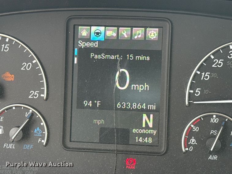 image for item ET6298 2020 Freightliner Cascadia 126 semi truck