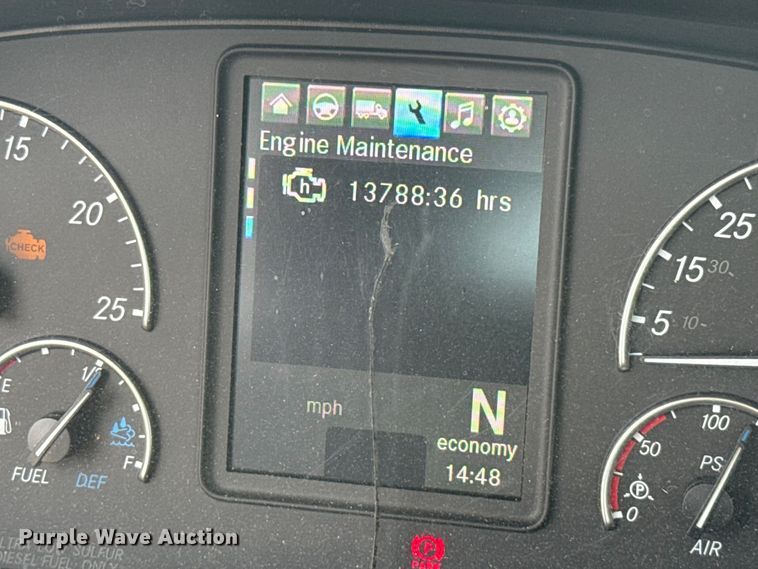 image for item ET6298 2020 Freightliner Cascadia 126 semi truck