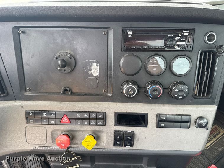 image for item ET6298 2020 Freightliner Cascadia 126 semi truck