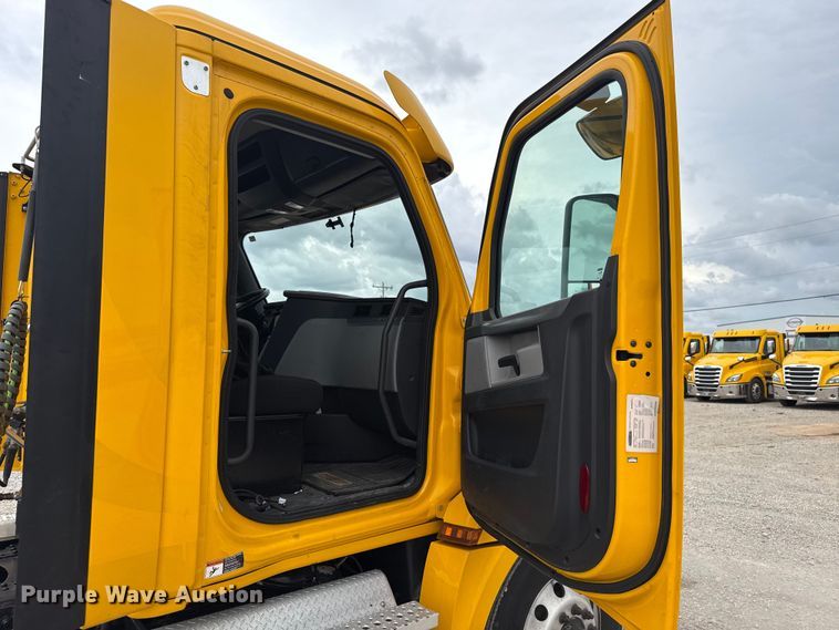 image for item ET6298 2020 Freightliner Cascadia 126 semi truck