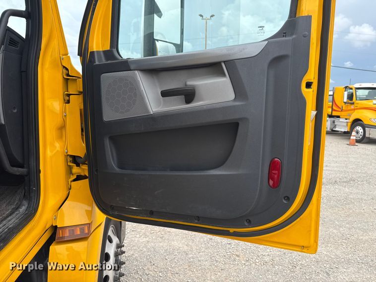 image for item ET6298 2020 Freightliner Cascadia 126 semi truck