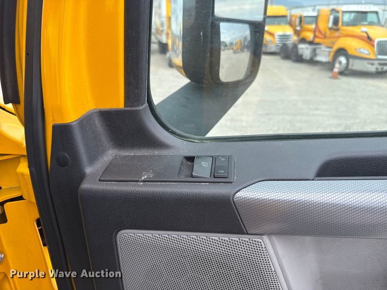image for item ET6298 2020 Freightliner Cascadia 126 semi truck