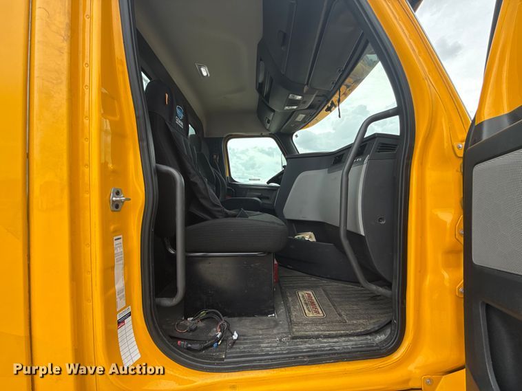 image for item ET6298 2020 Freightliner Cascadia 126 semi truck