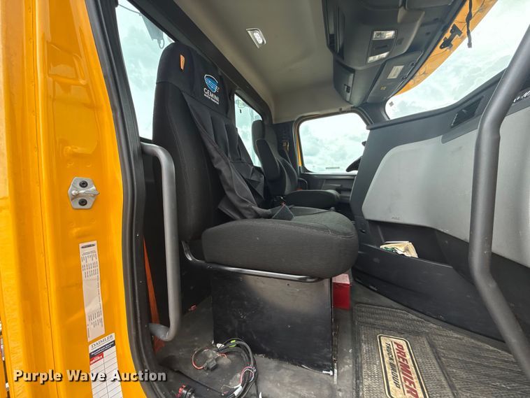 image for item ET6298 2020 Freightliner Cascadia 126 semi truck