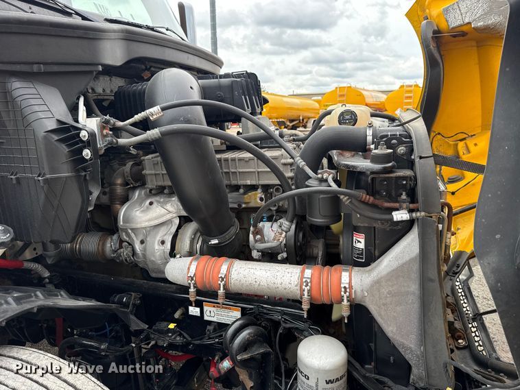 image for item ET6298 2020 Freightliner Cascadia 126 semi truck