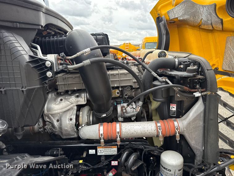 image for item ET6298 2020 Freightliner Cascadia 126 semi truck