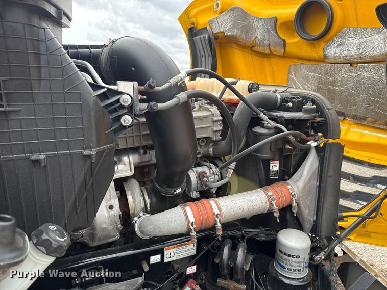 image for item ET6298 2020 Freightliner Cascadia 126 semi truck