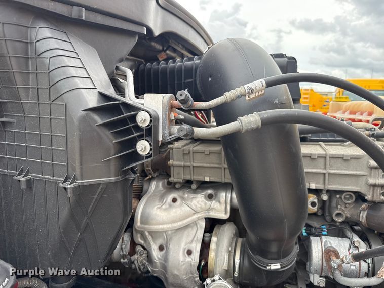image for item ET6298 2020 Freightliner Cascadia 126 semi truck