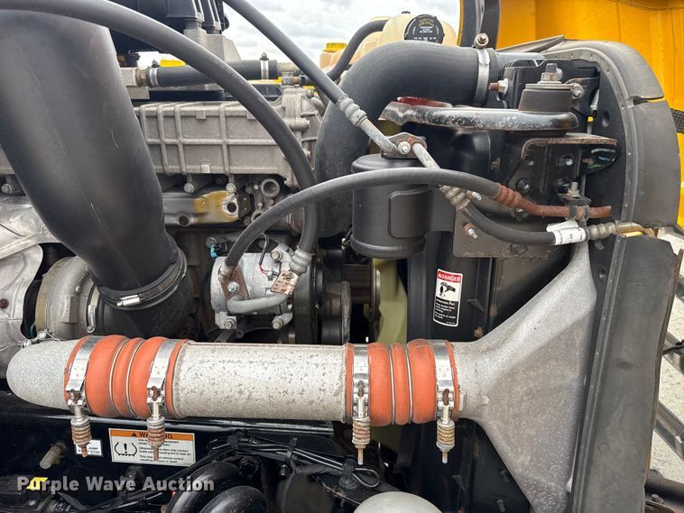 image for item ET6298 2020 Freightliner Cascadia 126 semi truck
