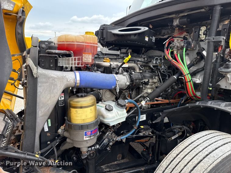 image for item ET6298 2020 Freightliner Cascadia 126 semi truck