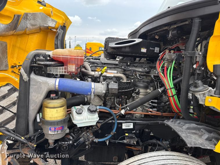 image for item ET6298 2020 Freightliner Cascadia 126 semi truck