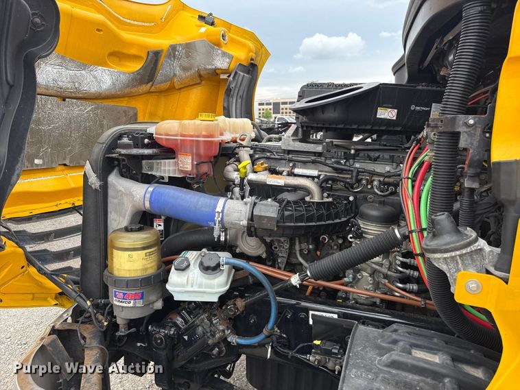 image for item ET6298 2020 Freightliner Cascadia 126 semi truck