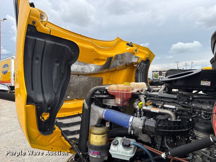 image for item ET6298 2020 Freightliner Cascadia 126 semi truck