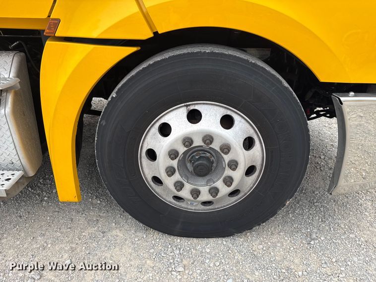 image for item ET6298 2020 Freightliner Cascadia 126 semi truck