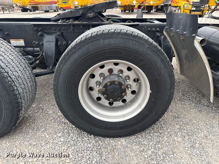 image for item ET6298 2020 Freightliner Cascadia 126 semi truck