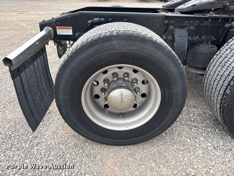 image for item ET6298 2020 Freightliner Cascadia 126 semi truck
